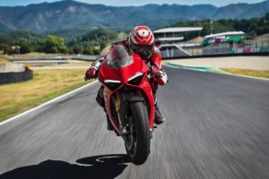 2018-ducati-panigale-v4-first-look-specs-b